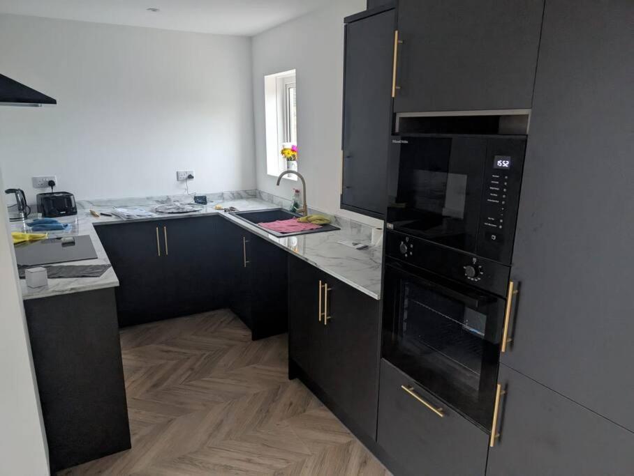 Modern 3Br Home - Private Parking - Tv In Every Bedroom สวอนซี ภายนอก รูปภาพ
