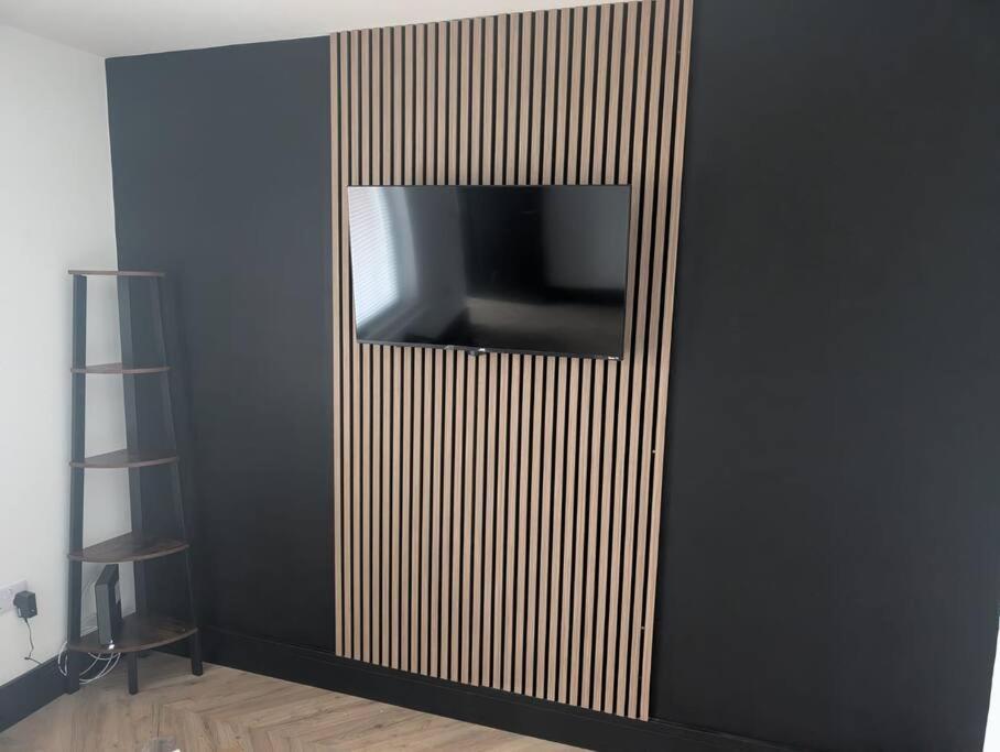 Modern 3Br Home - Private Parking - Tv In Every Bedroom สวอนซี ภายนอก รูปภาพ