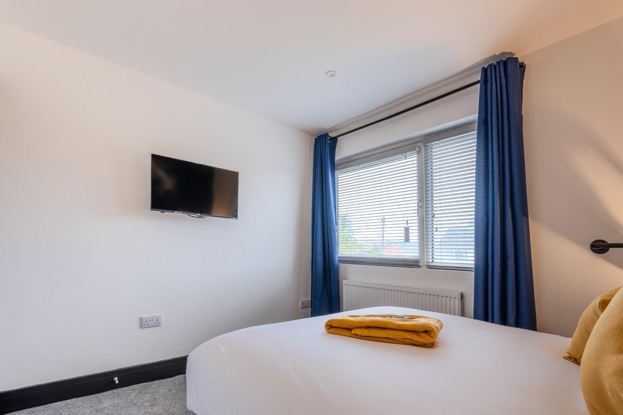 Modern 3Br Home - Private Parking - Tv In Every Bedroom สวอนซี ภายนอก รูปภาพ